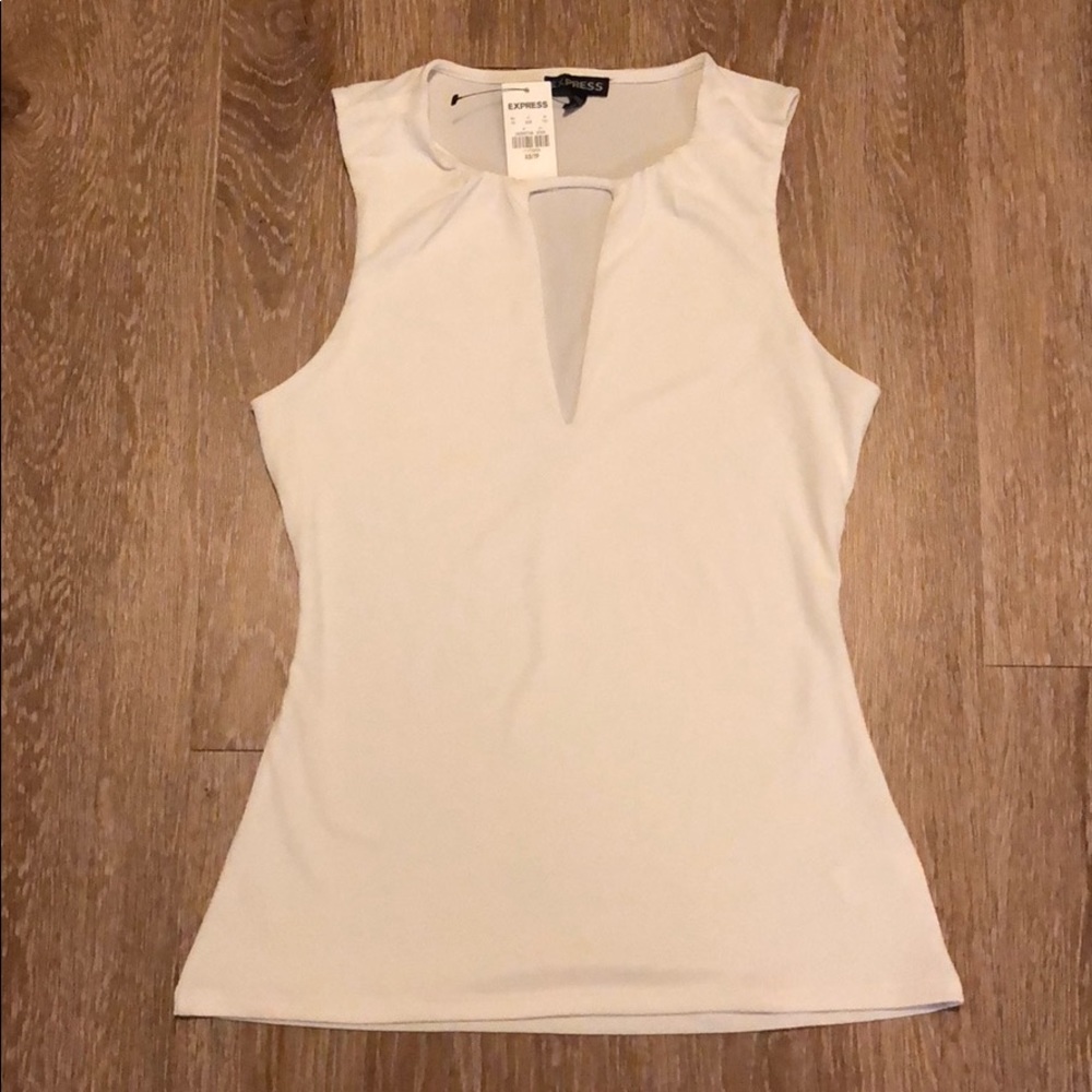 New with tags - White keyhole tank - Express